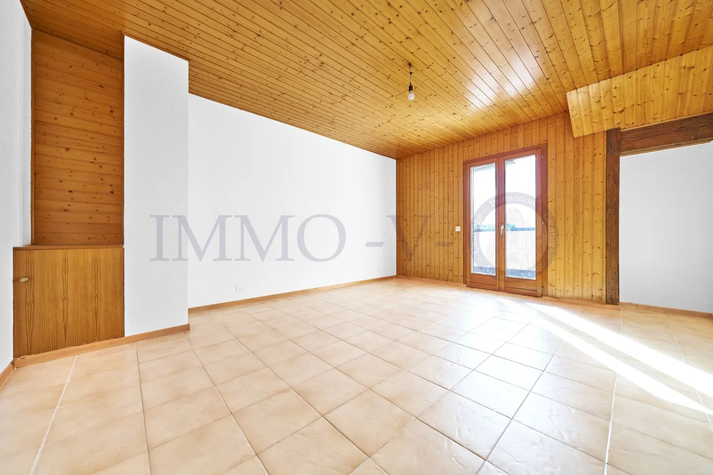 GERÄUMIG MIT CHARME UND BALKON MIT UNVERBAUTER AUSSICHT - Foto 6 von 9