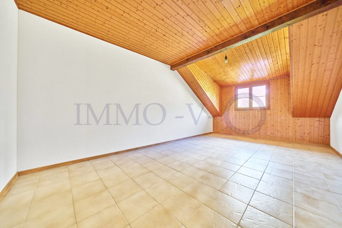 GERÄUMIG MIT CHARME UND BALKON MIT UNVERBAUTER AUSSICHT - Foto 7 von 9