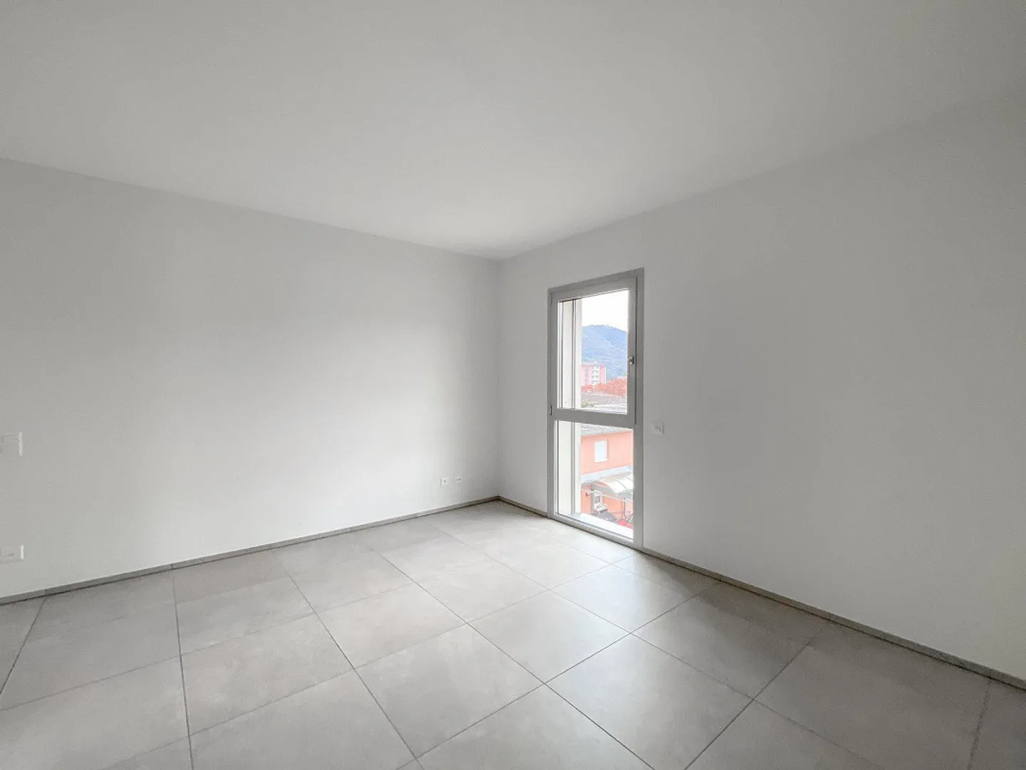 Moderno 2.5 locali con terrazza a Vacallo - Foto 3 di 8