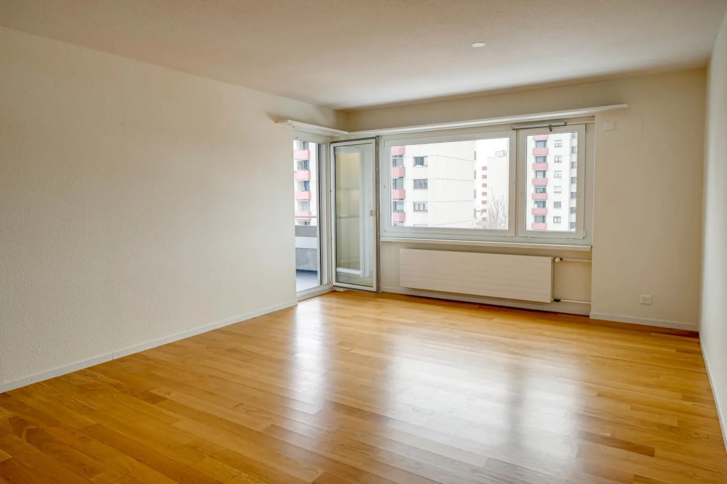 Modernes Apartment mit Balkon - Foto 3 von 11