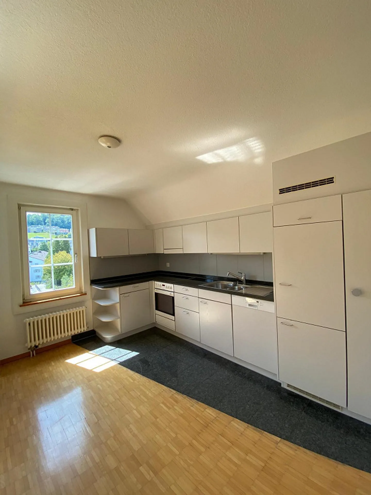 Charming 4-room old apartment with balcony and beautiful view in Thalwil - Photo 9 of 10