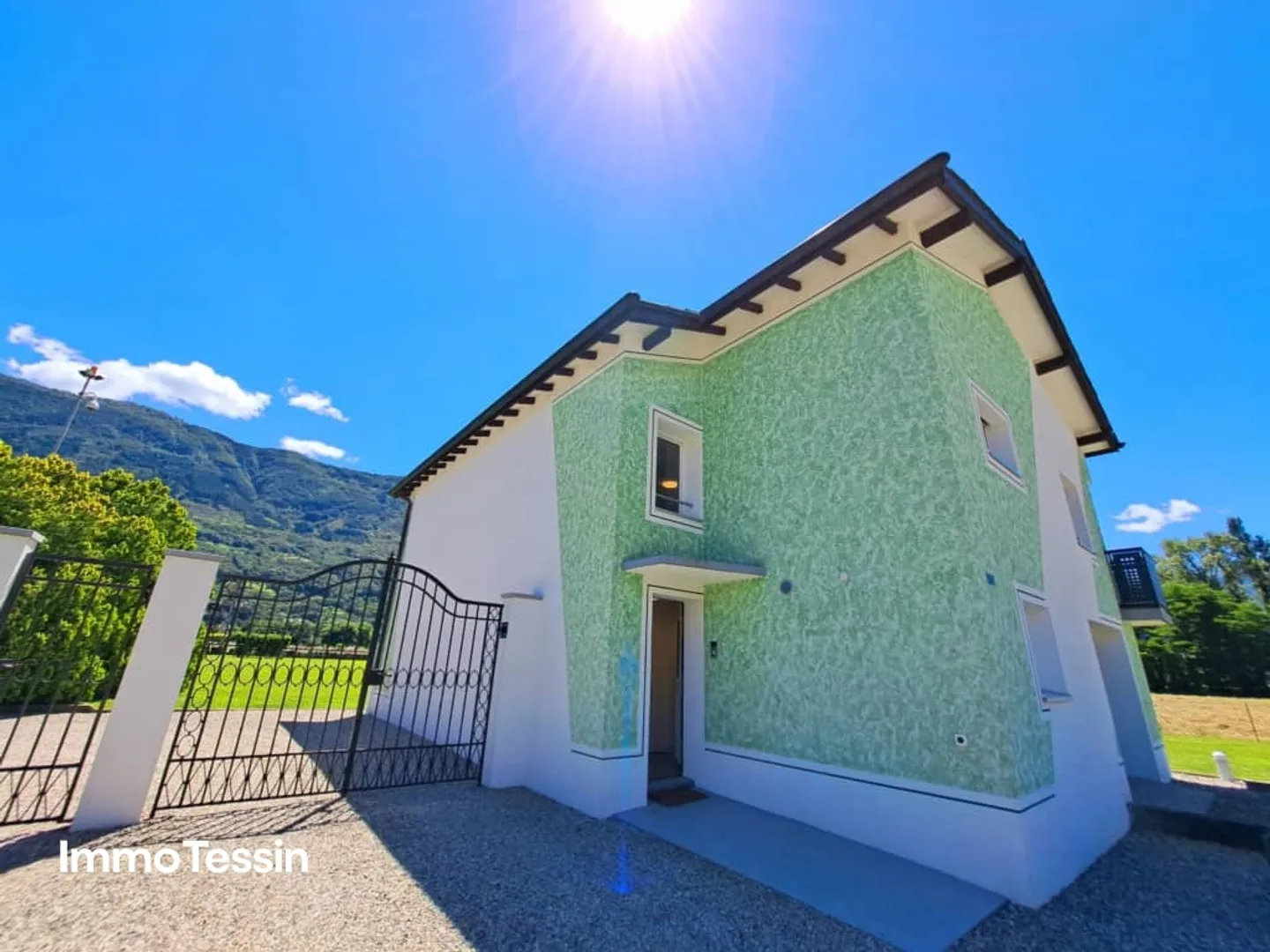 Komplett sanierte Villa & Reitstall perfekt für Pferdehaltung, mit 2200 m2 Grundstück in Giubiasco - Photo 3 sur 13