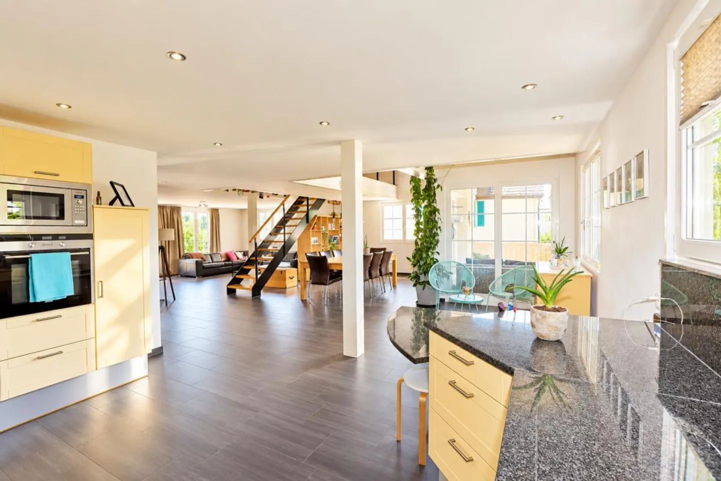 Elegante casa unifamiliare di 5,5 stanze con ampia offerta di parcheggio per veicoli - Foto 6 di 16