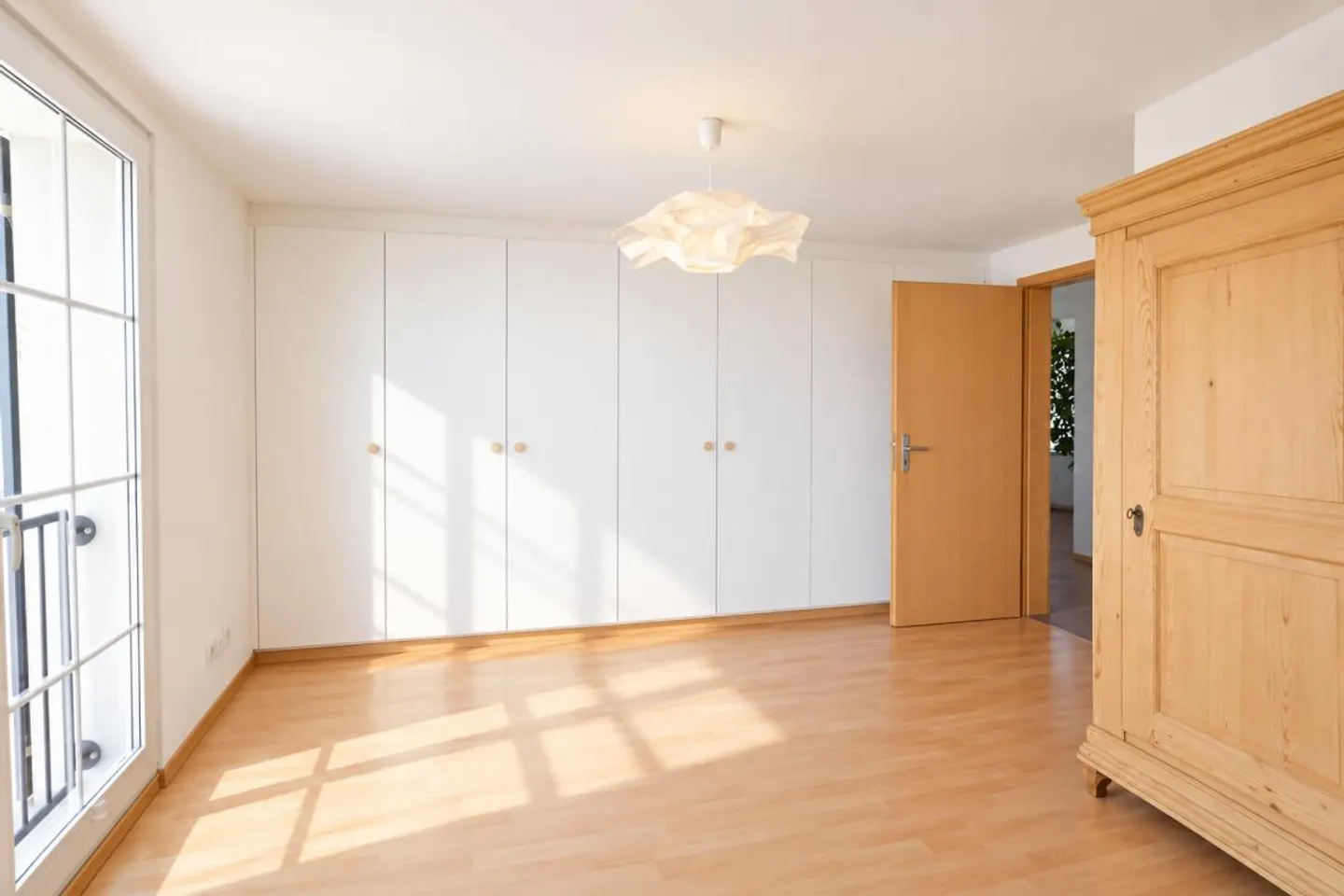 Elegante casa unifamiliare di 5,5 stanze con ampia offerta di parcheggio per veicoli - Foto 9 di 16