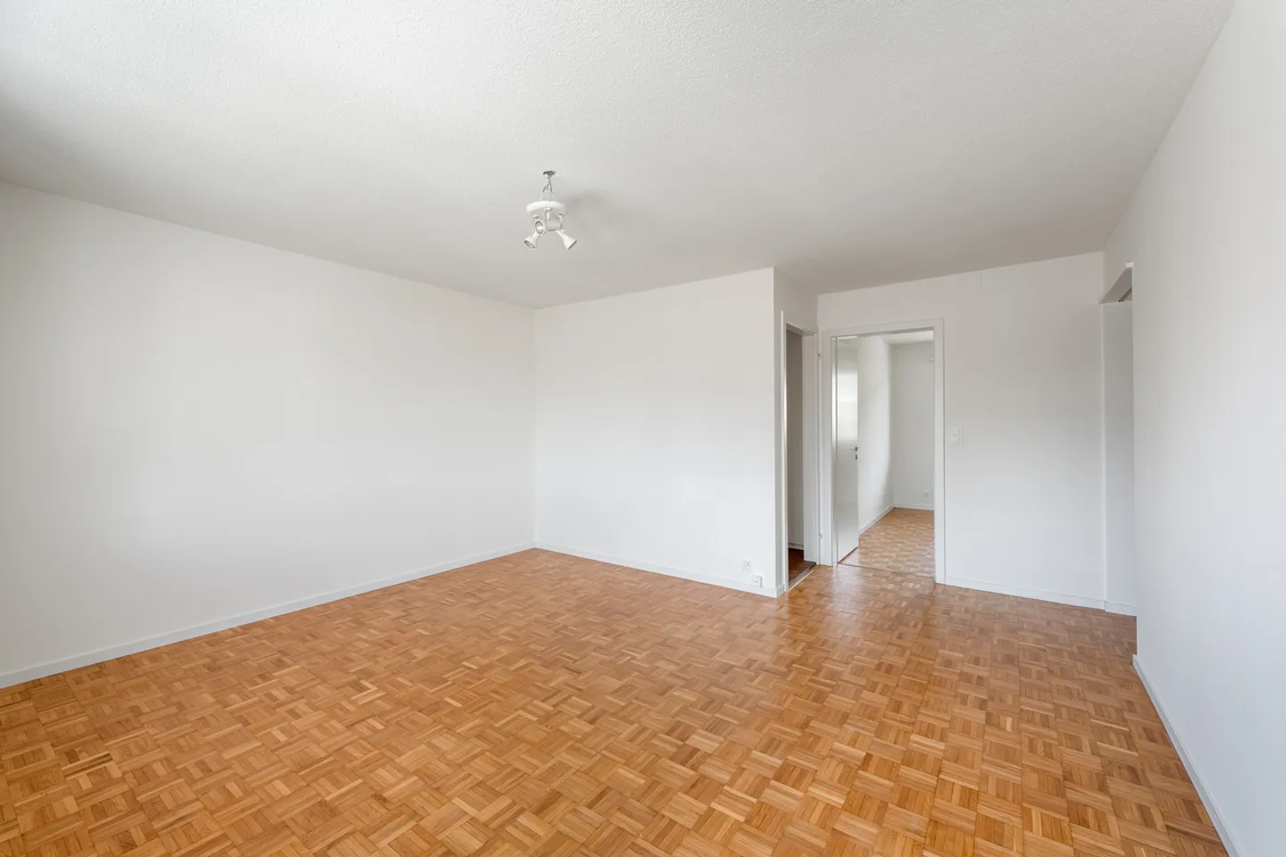 Feel-good property - freshly renovated - your new home? - Photo 2 of 12