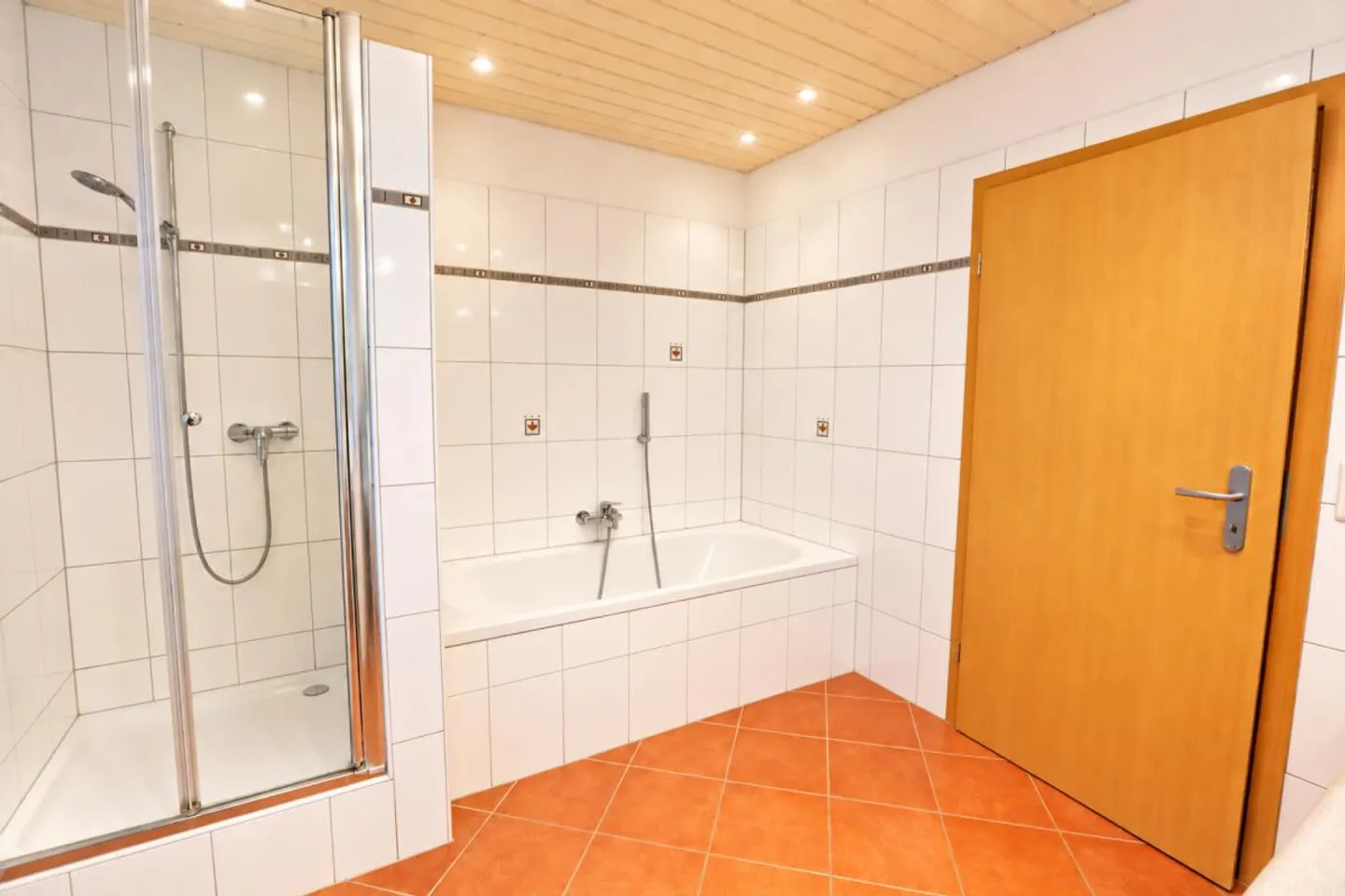 Elegante casa unifamiliare di 5,5 stanze con ampia offerta di parcheggio per veicoli - Foto 15 di 16