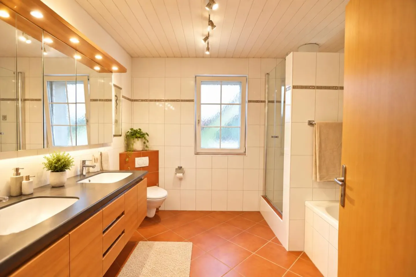 Elegante casa unifamiliare di 5,5 stanze con ampia offerta di parcheggio per veicoli - Foto 14 di 16
