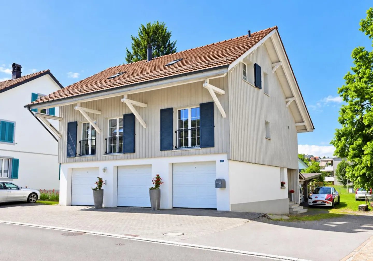 Elegante casa unifamiliare di 5,5 stanze con ampia offerta di parcheggio per veicoli - Foto 1 di 16