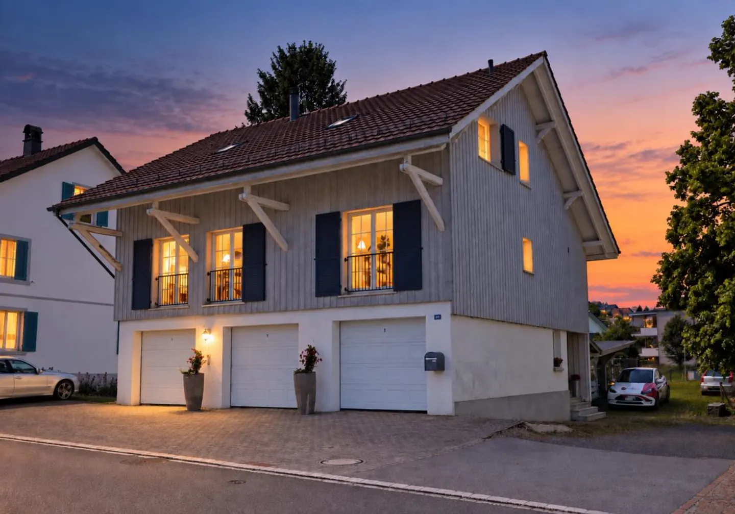 Elegante casa unifamiliare di 5,5 stanze con ampia offerta di parcheggio per veicoli - Foto 2 di 16
