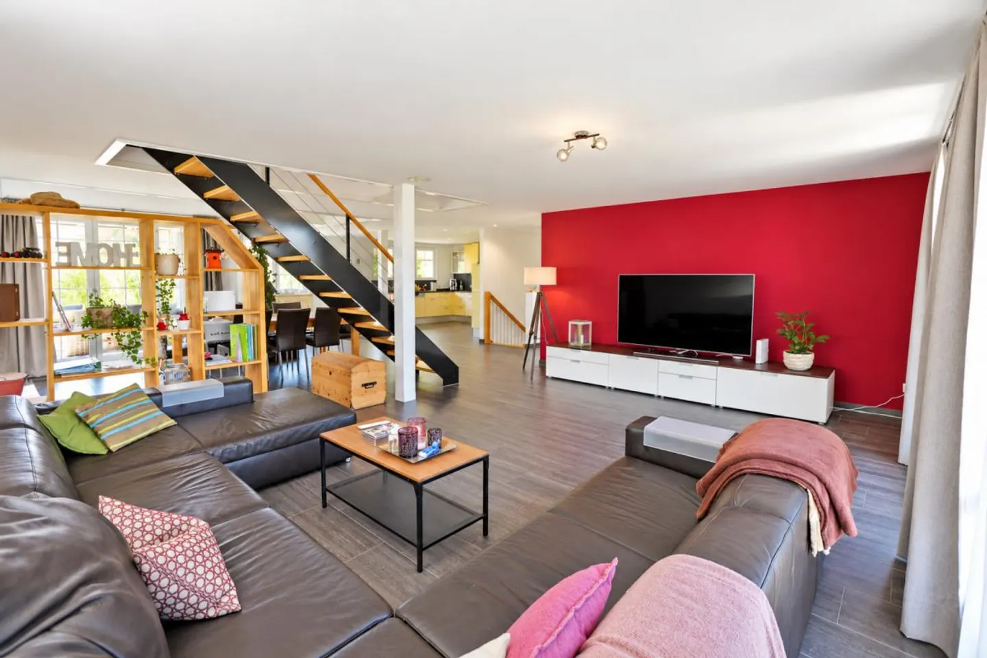 Elegante casa unifamiliare di 5,5 stanze con ampia offerta di parcheggio per veicoli - Foto 3 di 16
