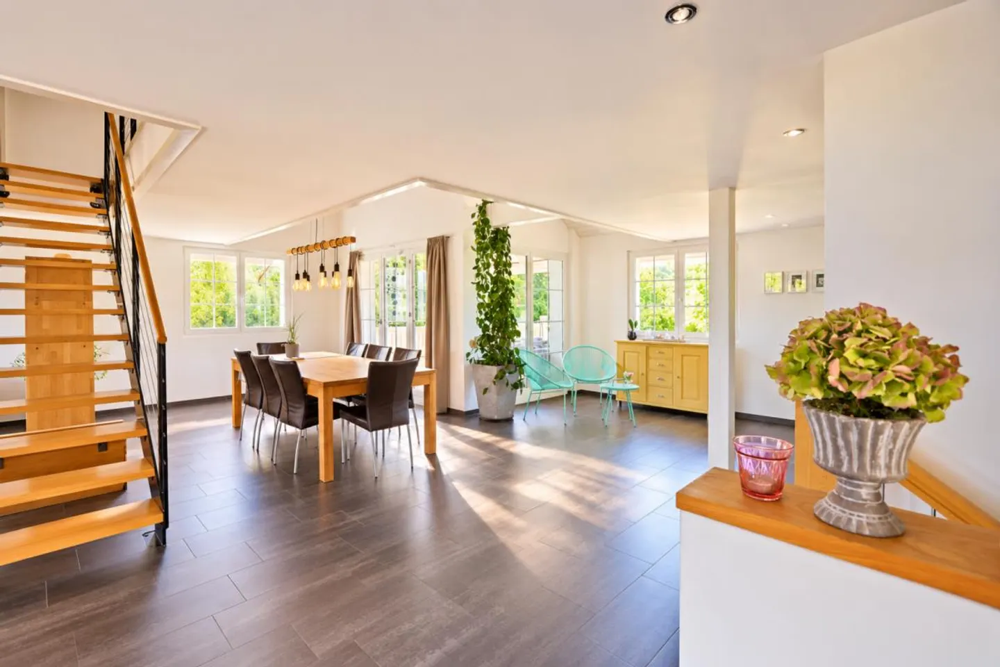 Elegante casa unifamiliare di 5,5 stanze con ampia offerta di parcheggio per veicoli - Foto 4 di 16