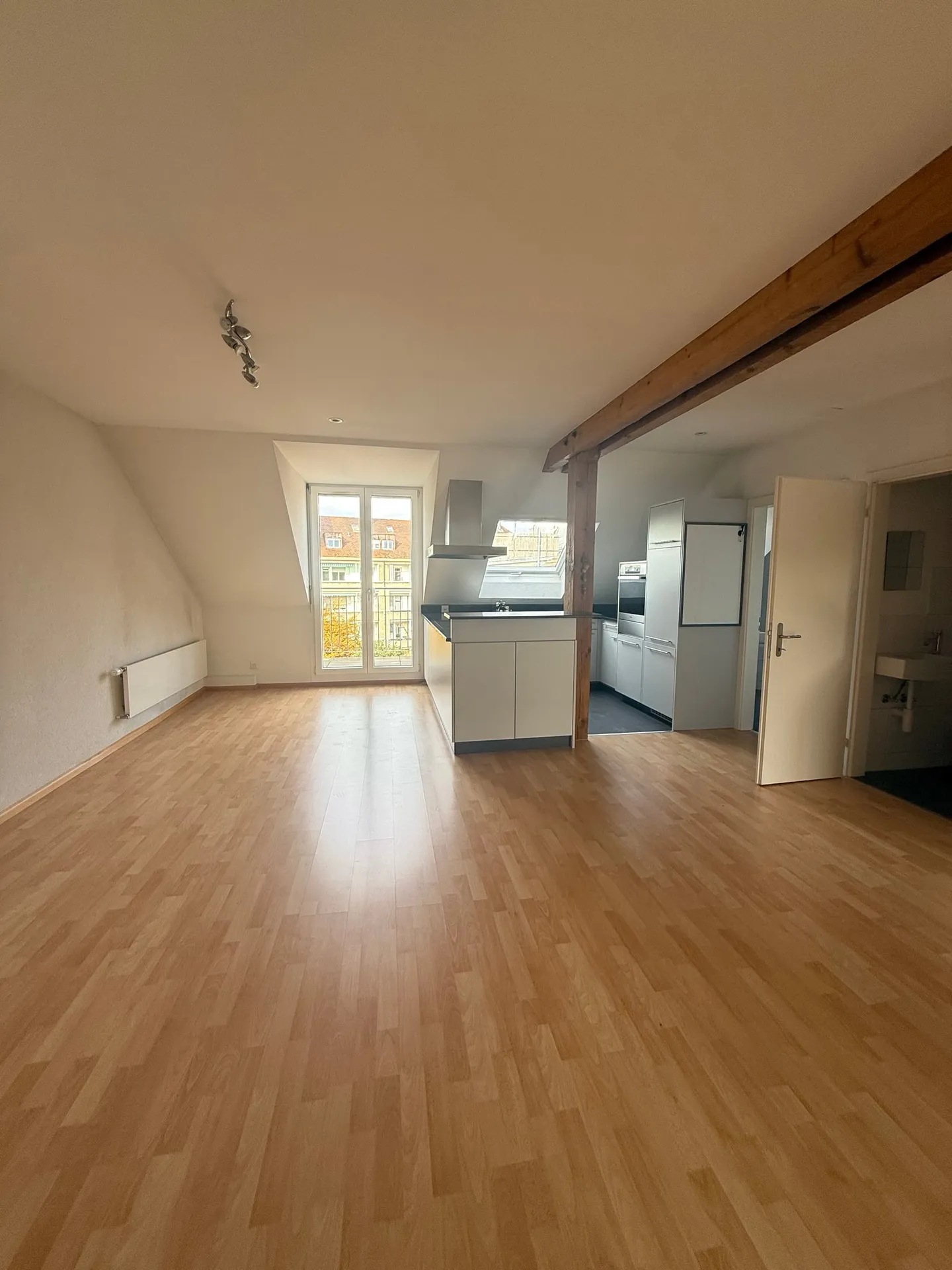 Attico elegante di 3,5 locali con balcone a Basilea - Foto 4 di 21