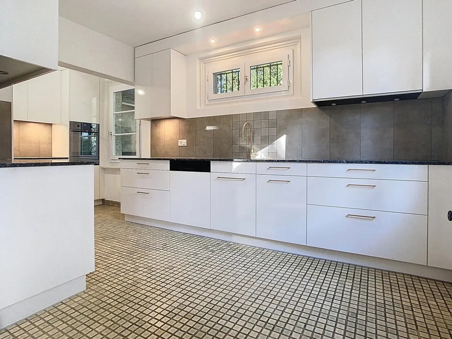 Charming Renovated Apartment - Photo 6 of 13