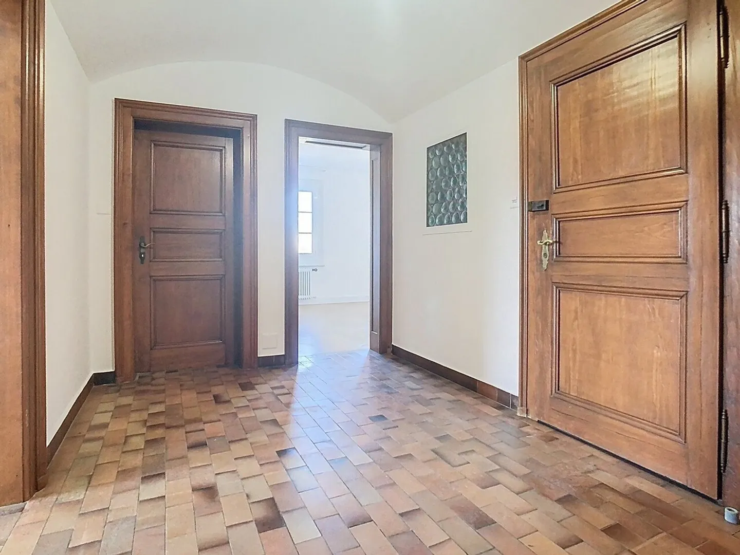 Charming Renovated Apartment - Photo 8 of 13