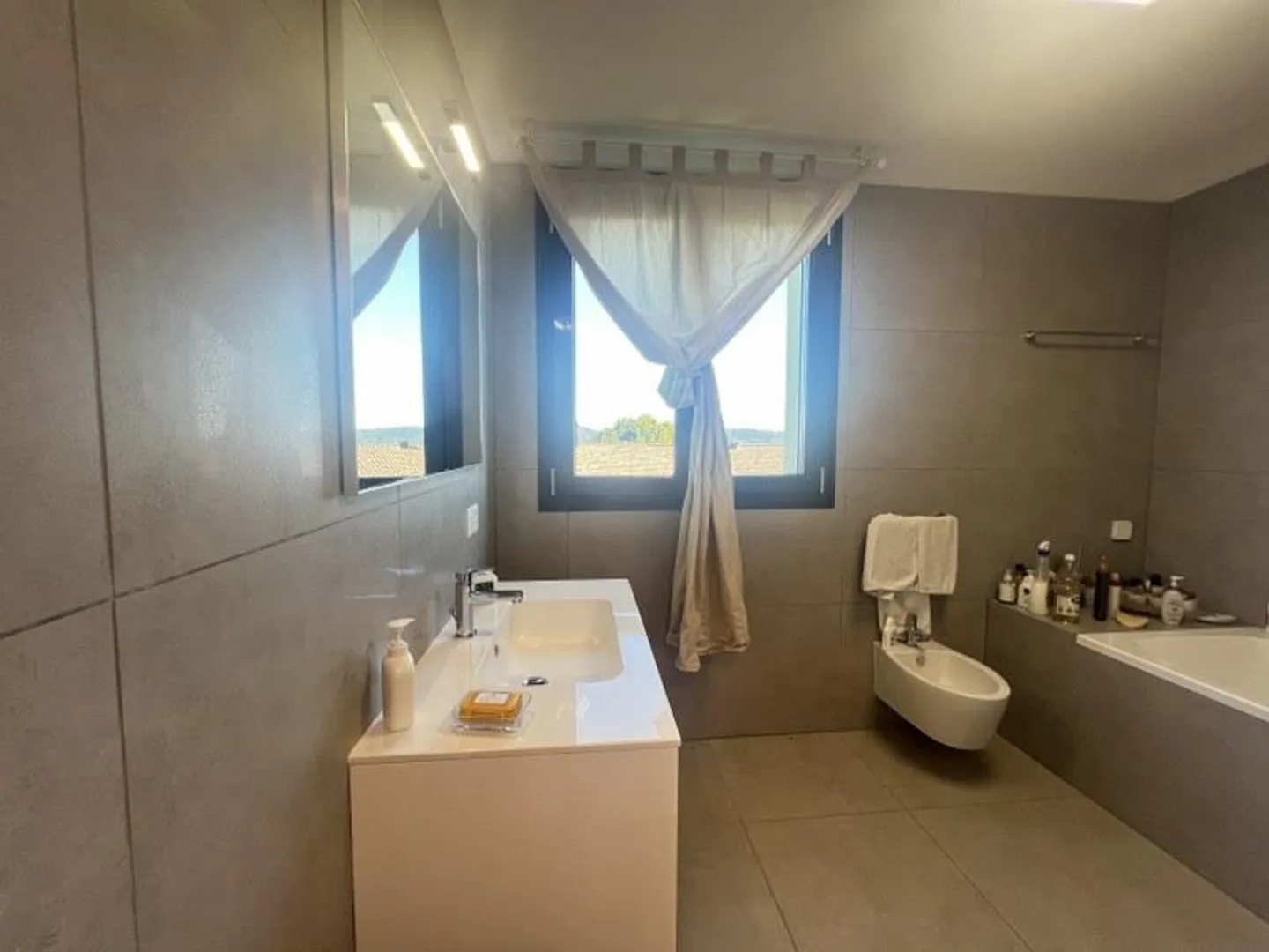 Appartement moderne de 4,5 pièces dans un quartier résidentiel - Photo 11 sur 13