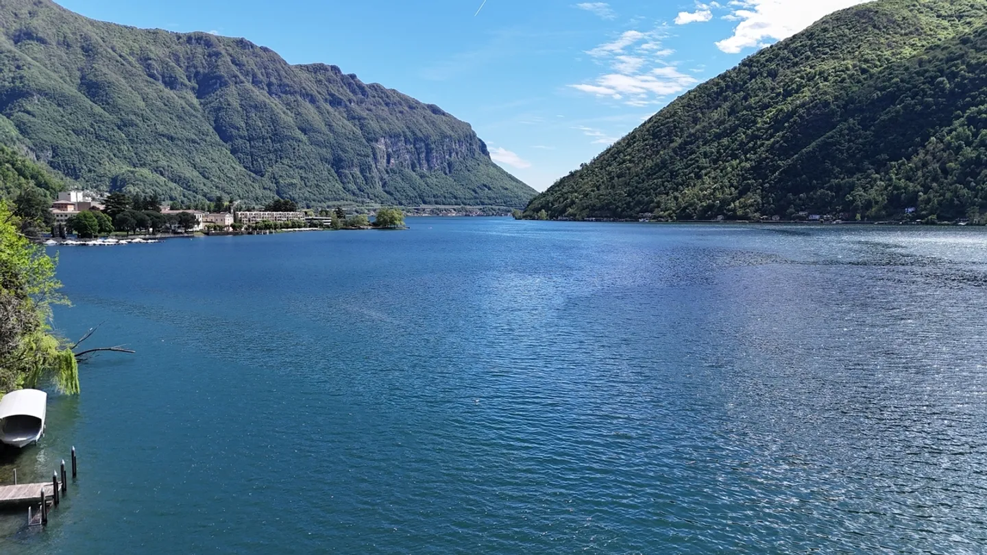 Villa sul lago con darsena privata - Foto 1 di 10