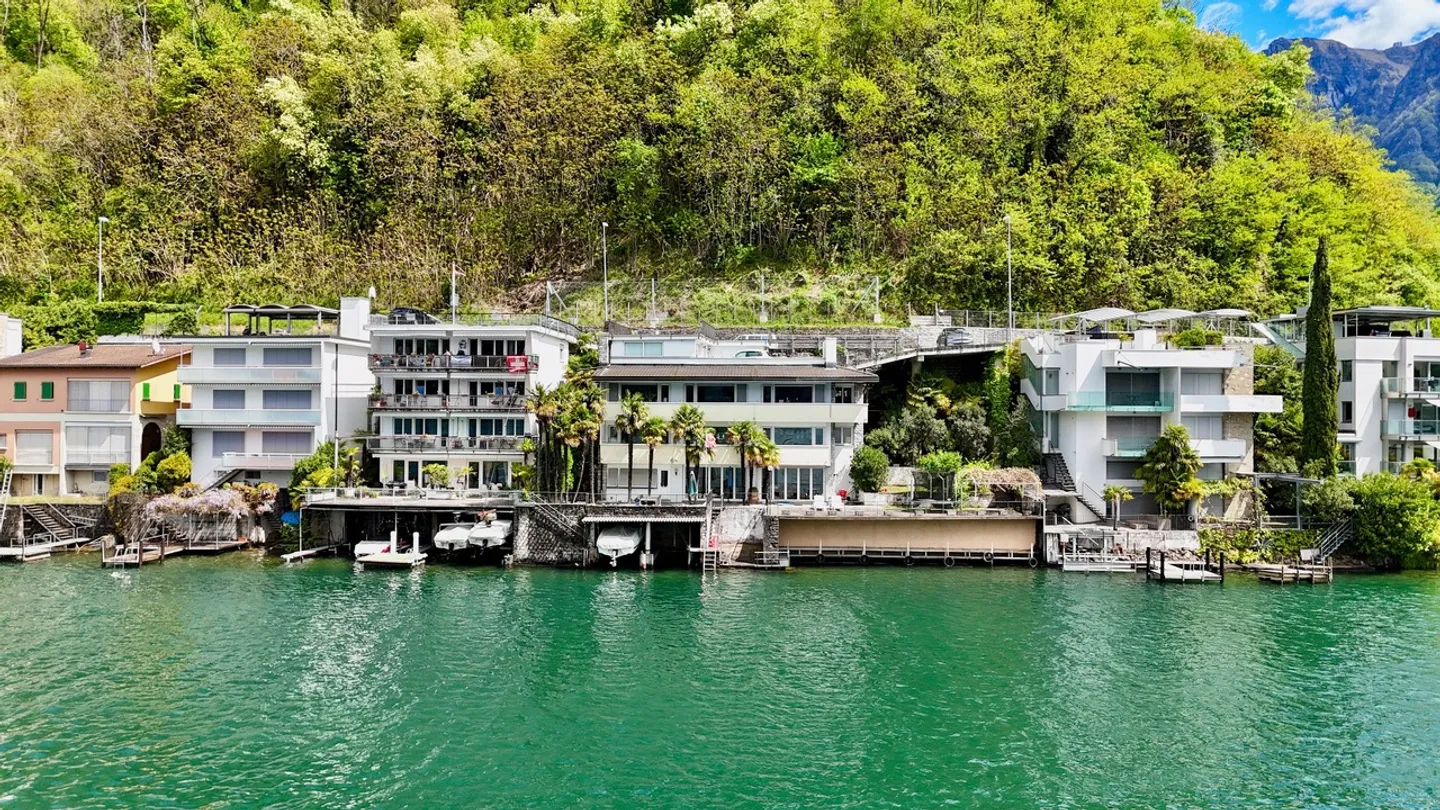 Villa sul lago con darsena privata - Foto 3 di 10