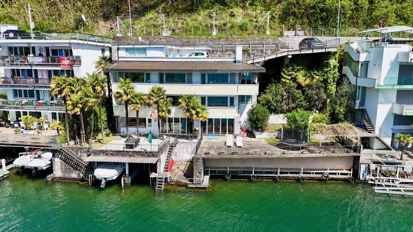 Villa sul lago con darsena privata - Foto 4 di 10