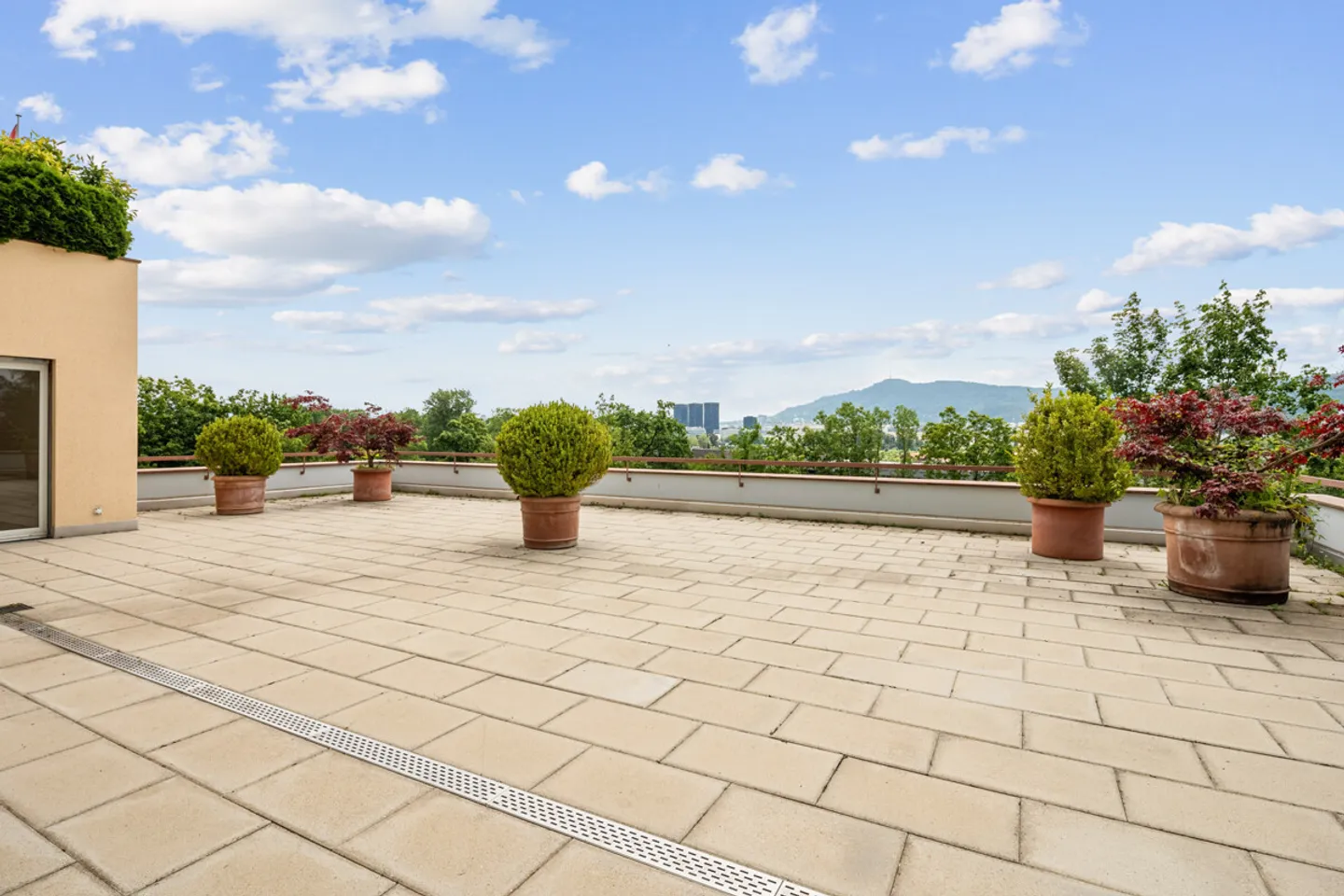 Grand appartement à Oberengstringen avec vue panoramique et beaucoup d'espace extérieur - Photo 2 sur 5