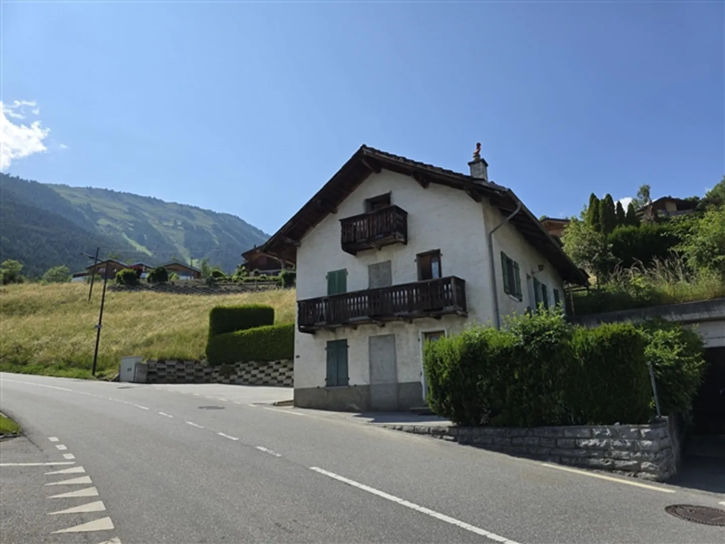 Casa bifamiliare con 3,5 stanze / Giardino, posti auto, Carnotzet e box garage - Foto 2 di 10