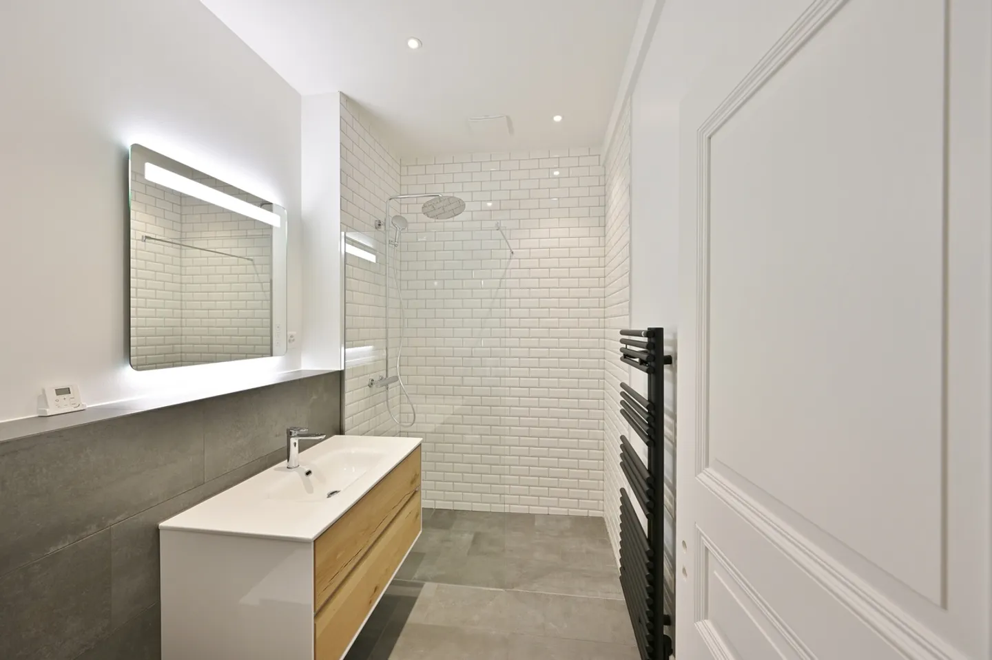 AU SOMMET - PENTHOUSE AVEC VUE SUR LES TOITS DE BASEL - Photo 8 sur 14