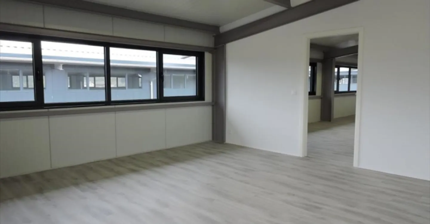 Mixed-use building for rent - Photo 2 of 5