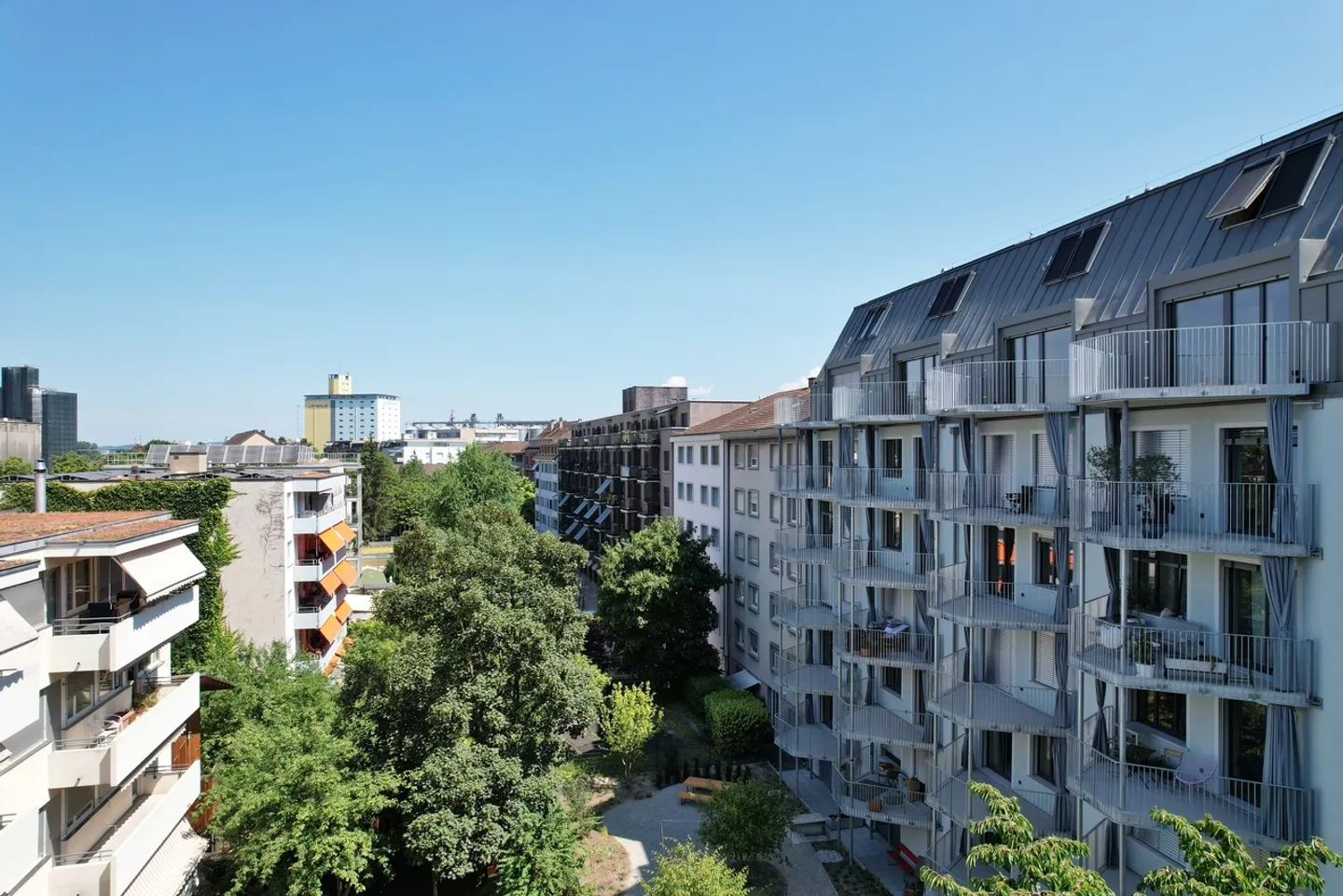 AU SOMMET - PENTHOUSE AVEC VUE SUR LES TOITS DE BASEL - Photo 3 sur 14