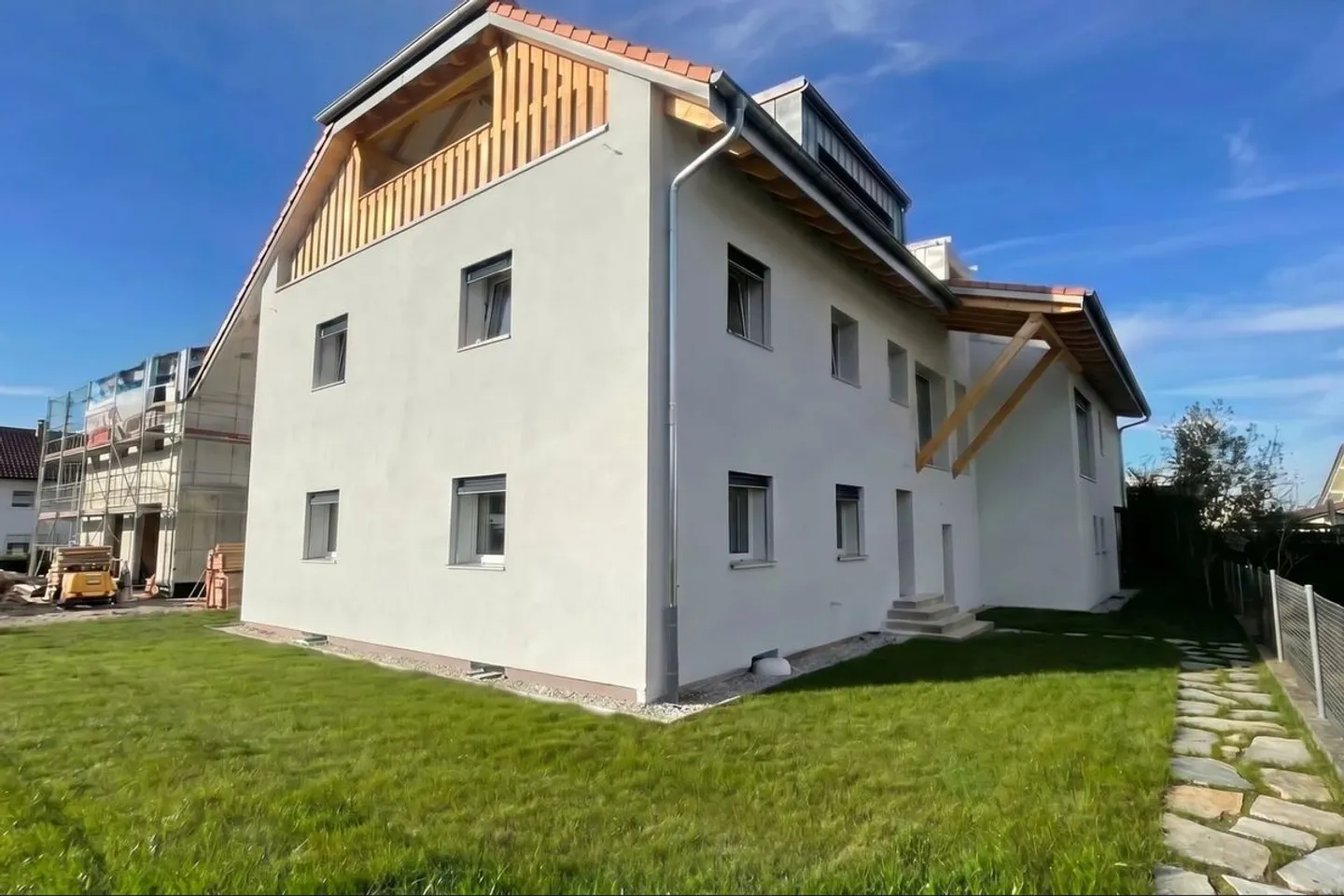 Duplex with exclusive garden! - Photo 2 of 13