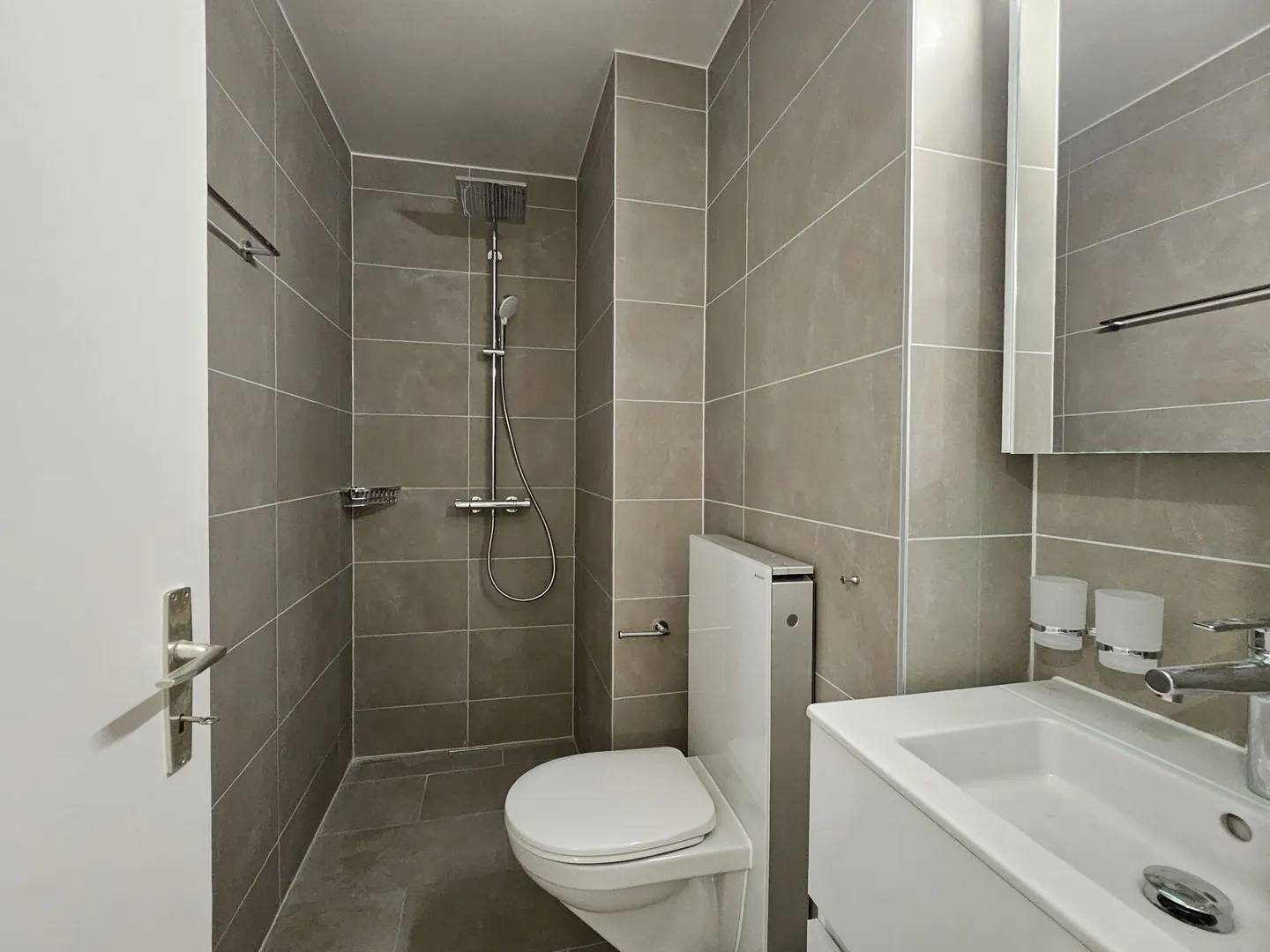 Appartement Rénové avec Vue Lac - Photo 7 sur 11