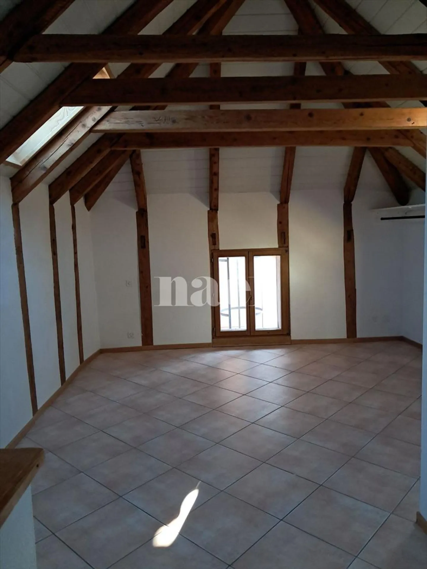 RARE ! Duplex de 2 pièces dans immeuble de charme sur la Place du Marché - Photo 3 sur 12