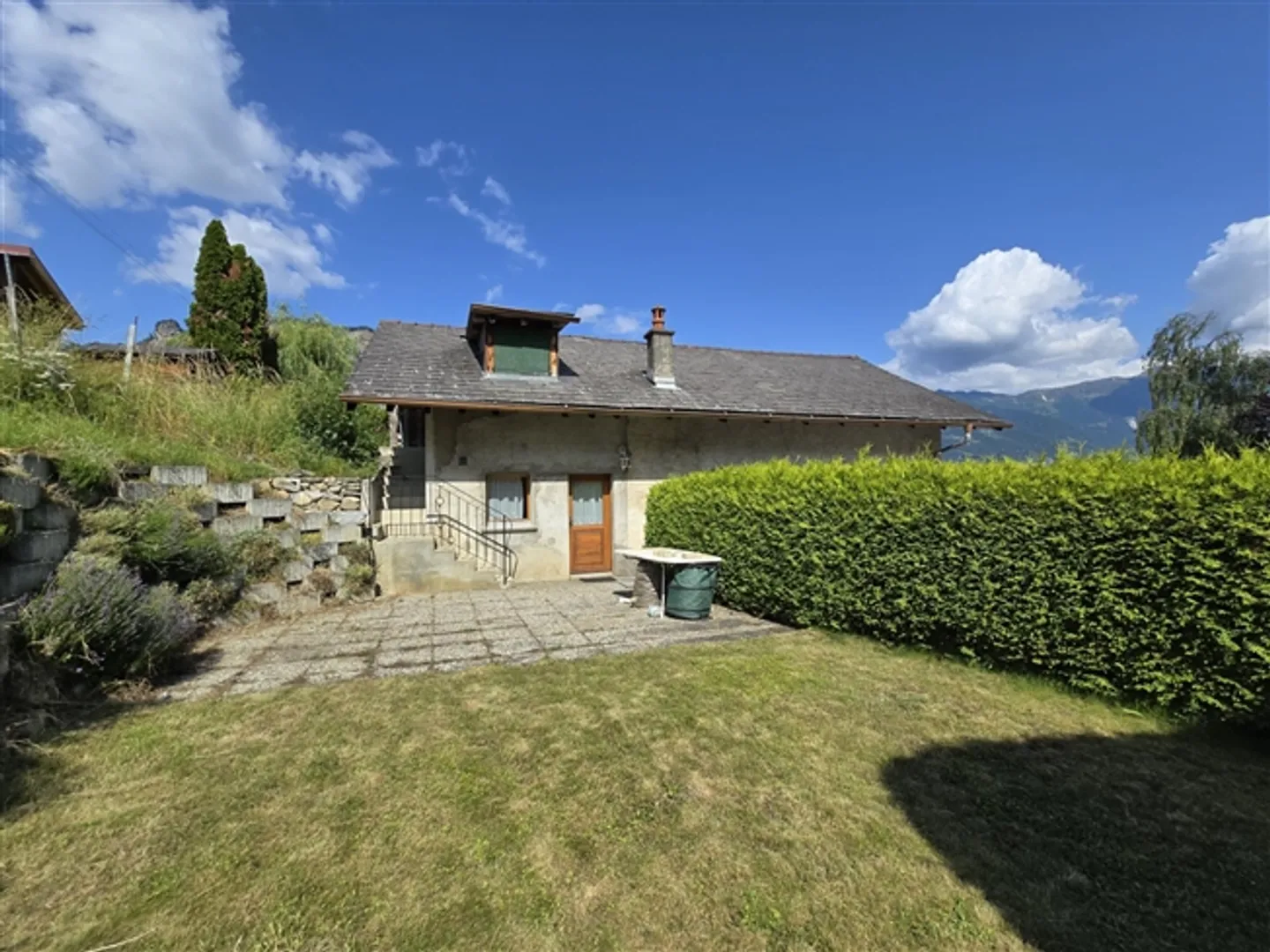 Maison jumelée avec 3,5 pièces / Jardin, places de parking et Carnotzet - Photo 1 sur 7