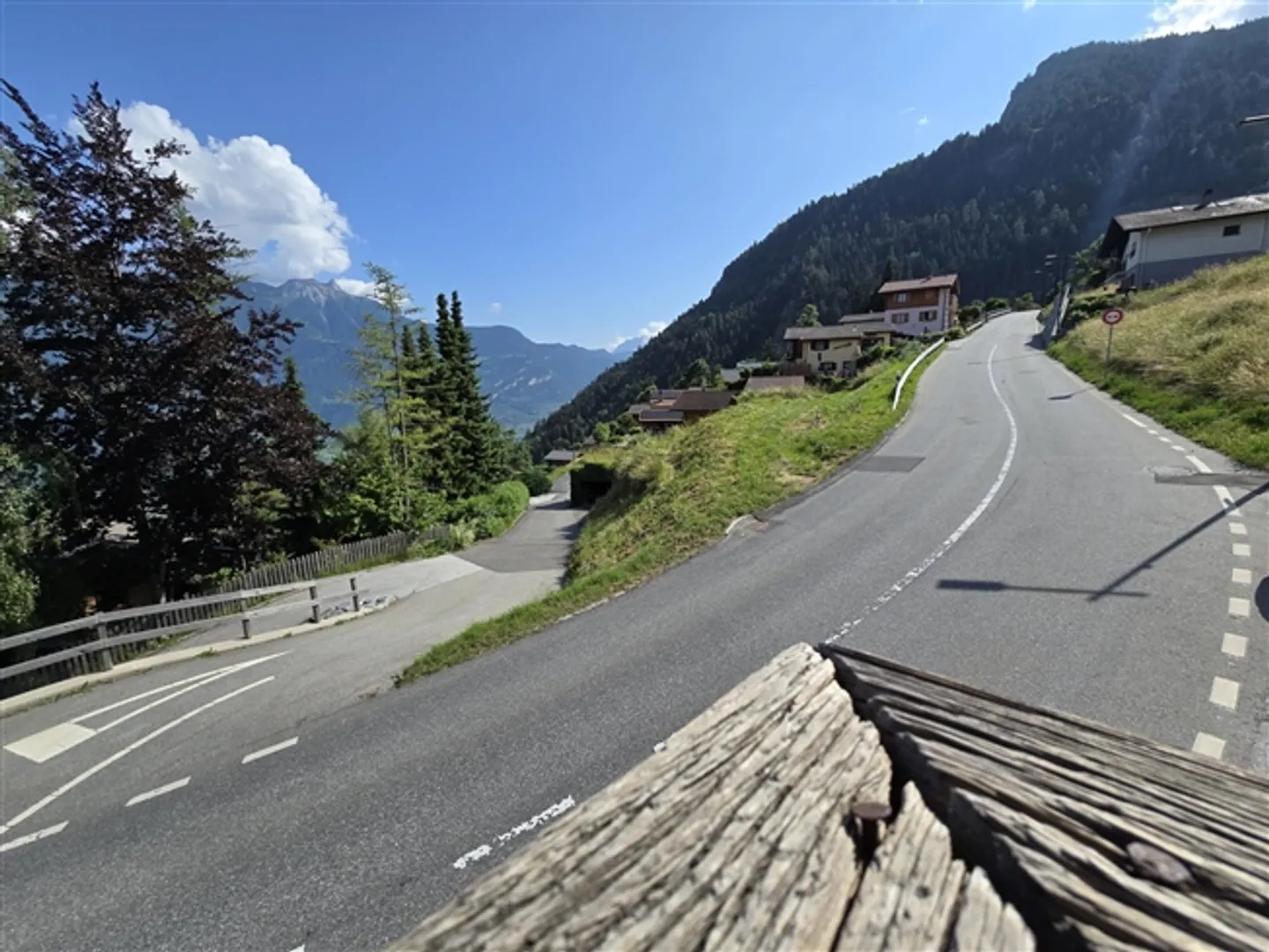 Maison jumelée avec 3,5 pièces / Jardin, places de parking et Carnotzet - Photo 2 sur 7