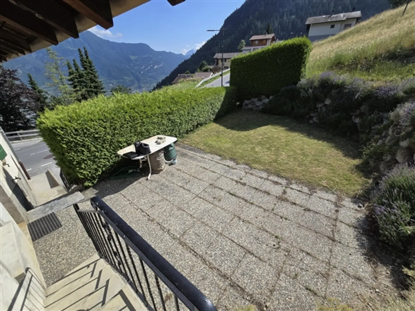 Maison jumelée avec 3,5 pièces / Jardin, places de parking et Carnotzet - Photo 3 sur 7