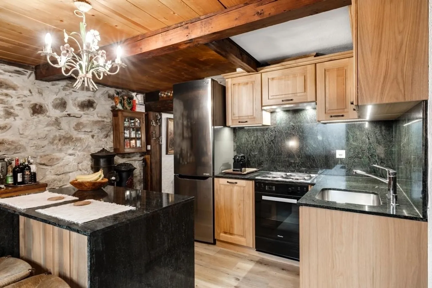 Charming chalet located between Morgins and Troistorrents with 5.5 rooms in an idyllic setting. - Photo 6 of 13