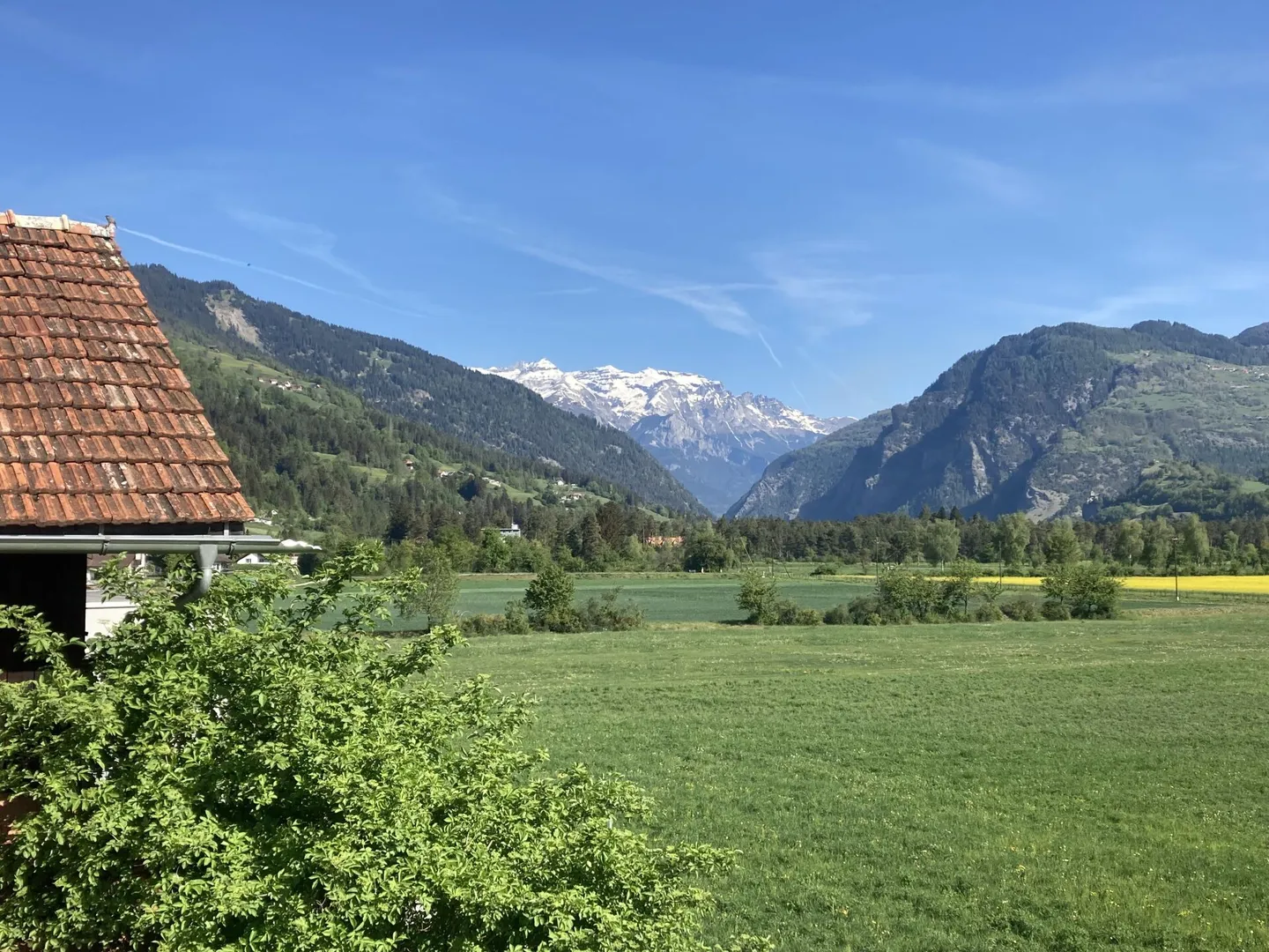 3.5-Room Apartment with Breathtaking View in Cazis - Photo 14 of 15