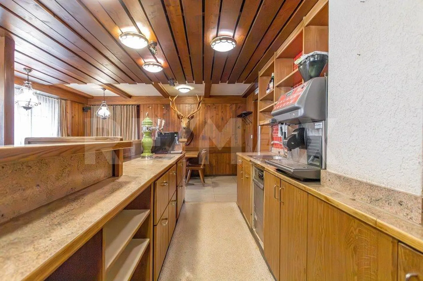 Restaurant / Guesthouse / Landlord Apartment - Photo 3 of 13