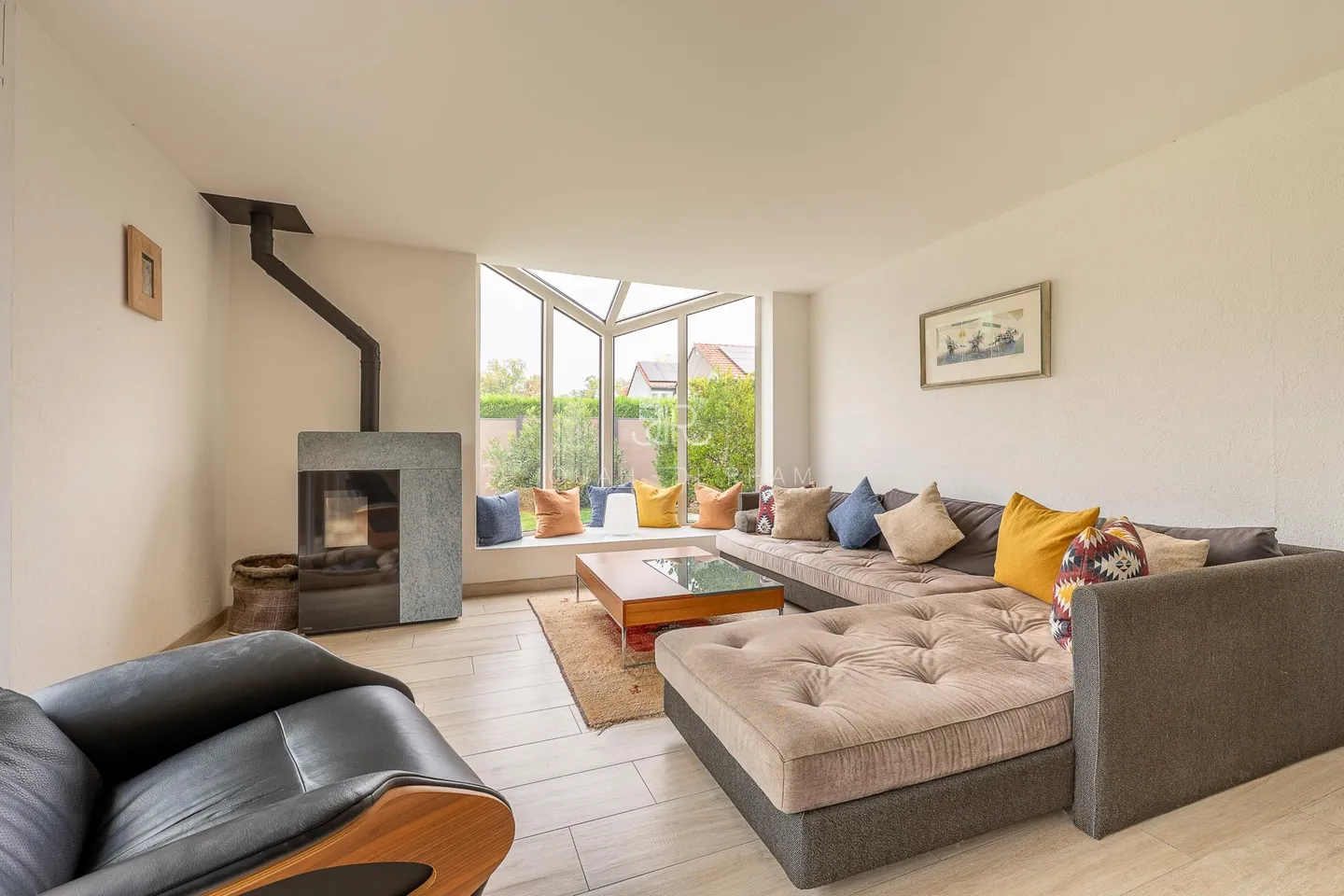 Charming family home with pool - Photo 3 of 9