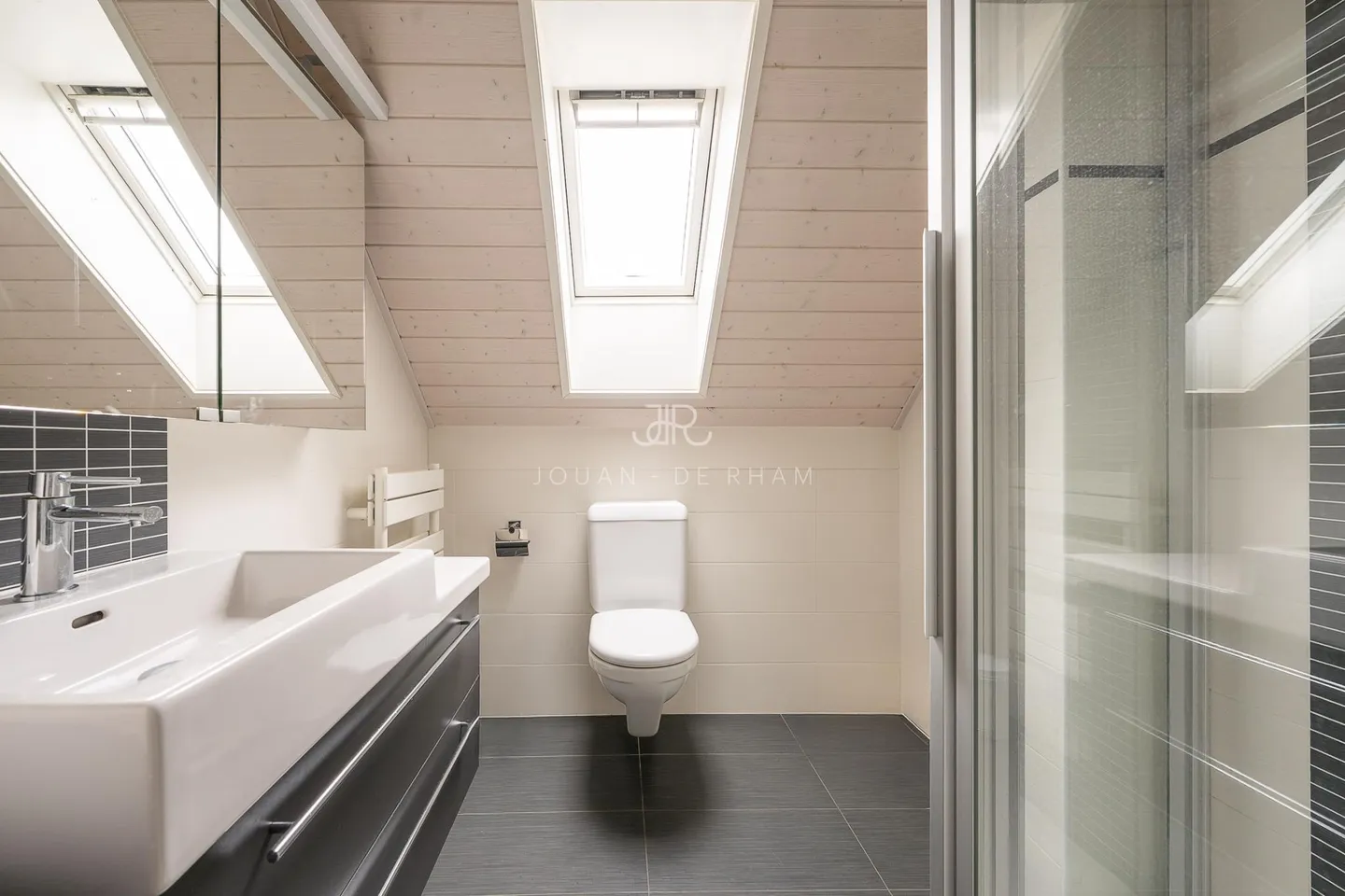 Charming family home with pool - Photo 7 of 9