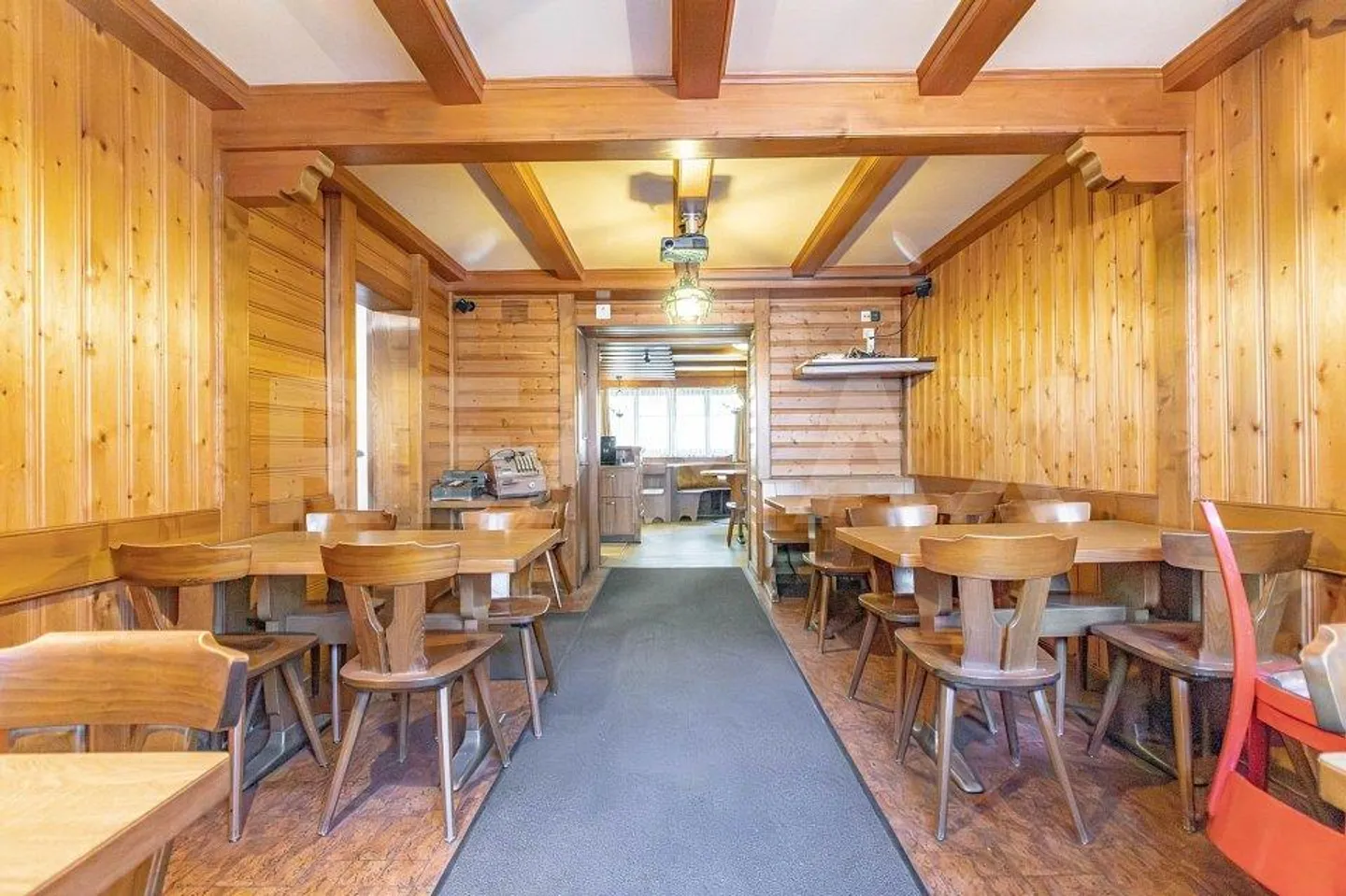 Restaurant / Guesthouse / Landlord Apartment - Photo 4 of 13