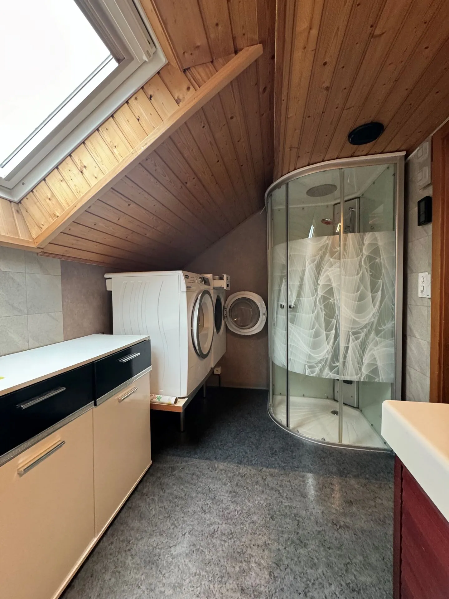 Charming multi-generational house with 3 apartments and a workshop! - Photo 4 of 7