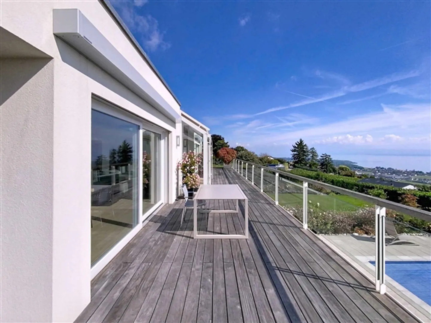 Extraordinary property with panoramic views of the lake and Mont Blanc - Photo 3 of 11