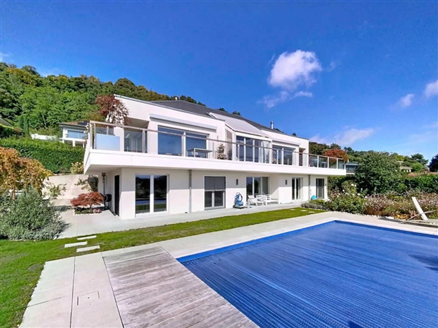 Extraordinary property with panoramic views of the lake and Mont Blanc - Photo 2 of 11