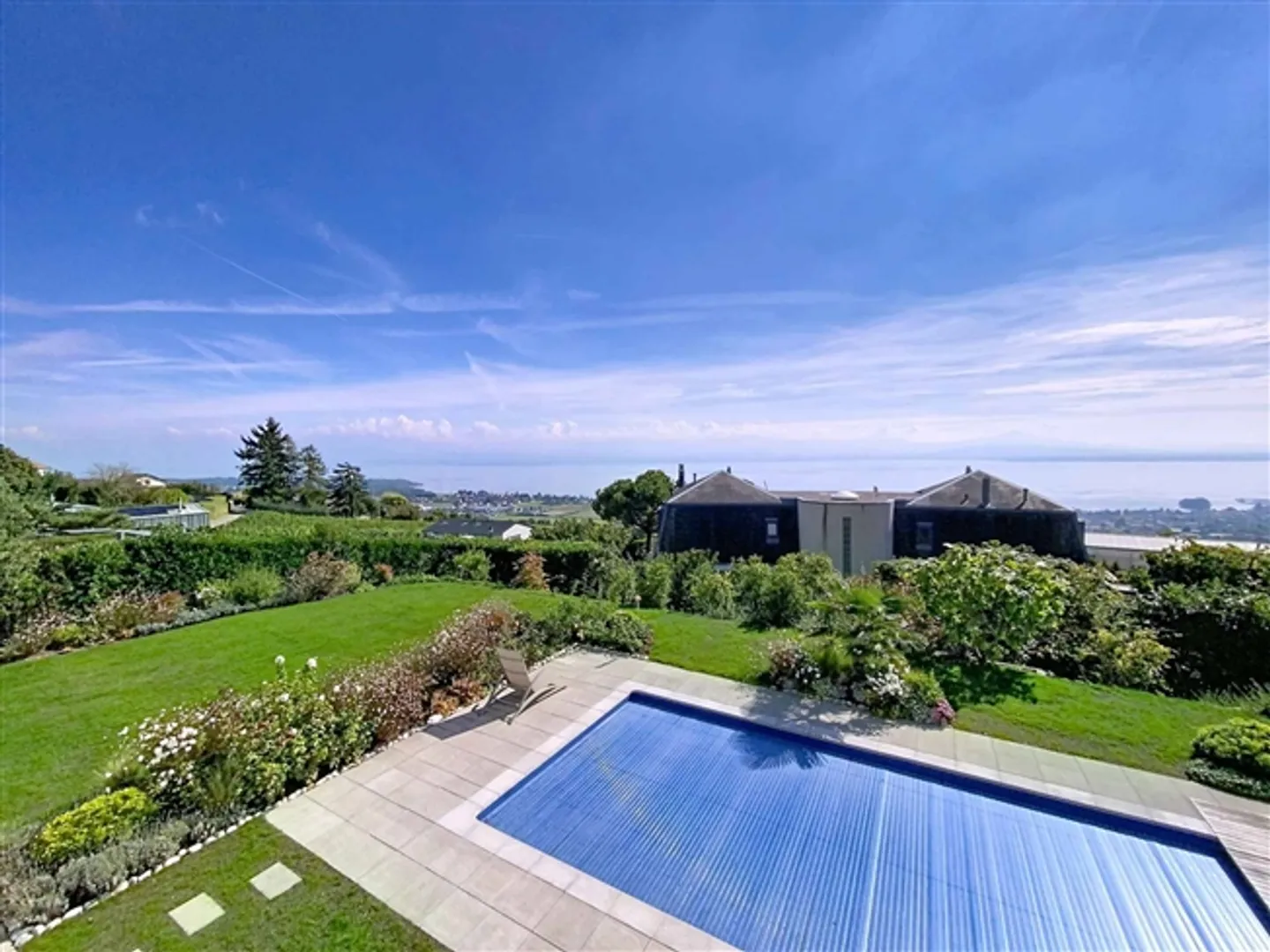 Extraordinary property with panoramic views of the lake and Mont Blanc - Photo 4 of 11