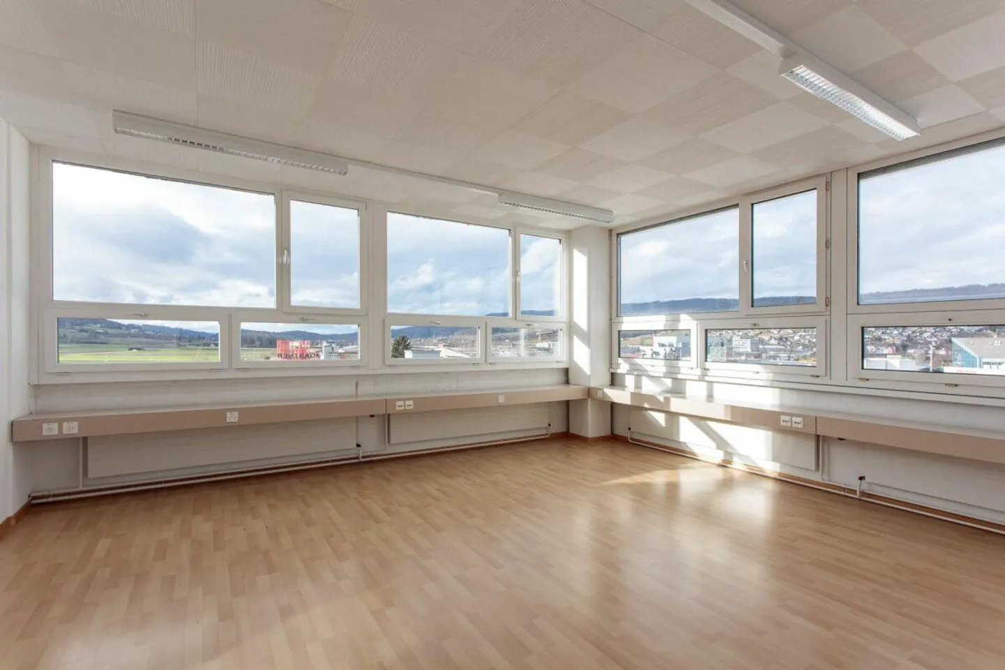 Proud Commercial Property in Dällikon - Photo 2 of 10