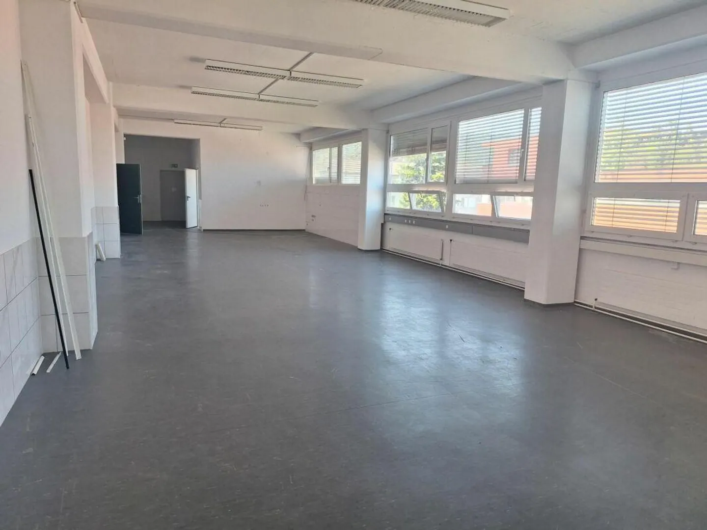 Proud Commercial Property in Dällikon - Photo 8 of 10