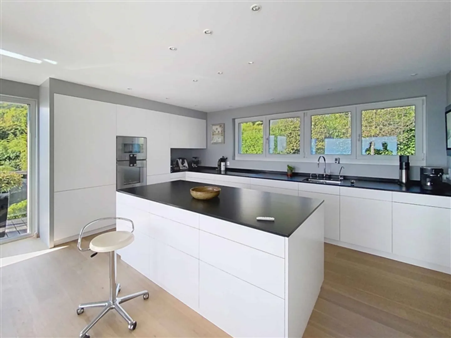 Extraordinary property with panoramic views of the lake and Mont Blanc - Photo 8 of 11