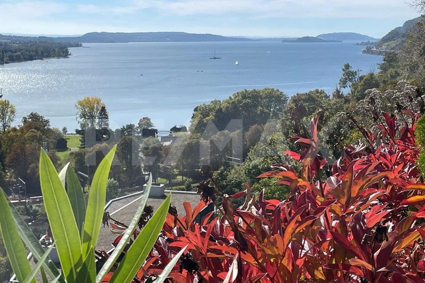 Appartement mansardé unique de 5,5 pièces au-dessus des toits de Bienne - Photo 2 sur 13