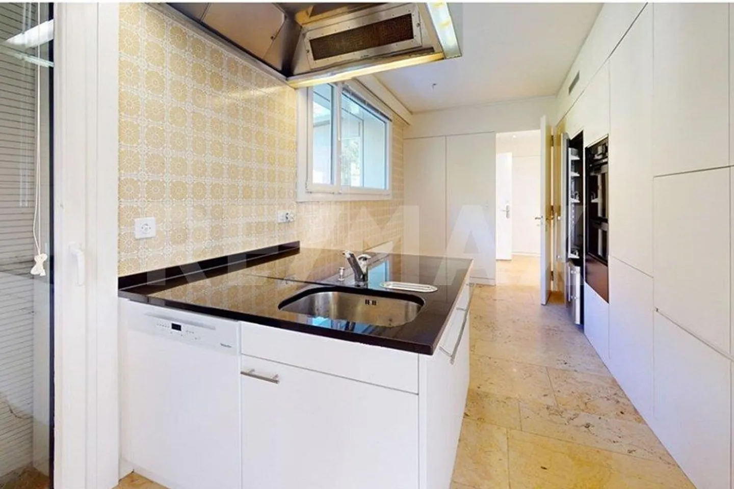 Appartement mansardé unique de 5,5 pièces au-dessus des toits de Bienne - Photo 6 sur 13