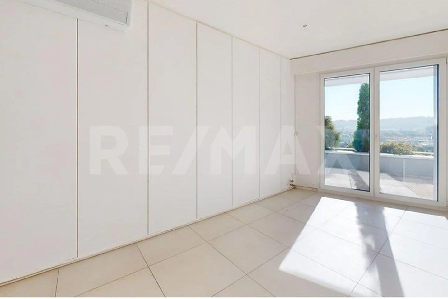 Appartement mansardé unique de 5,5 pièces au-dessus des toits de Bienne - Photo 7 sur 13