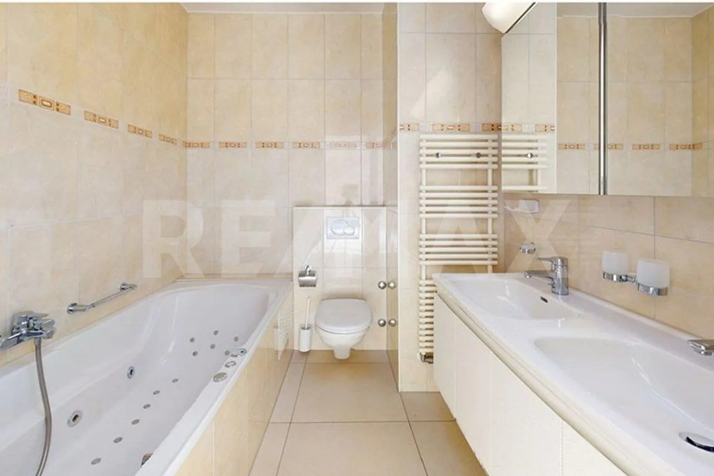 Appartement mansardé unique de 5,5 pièces au-dessus des toits de Bienne - Photo 10 sur 13